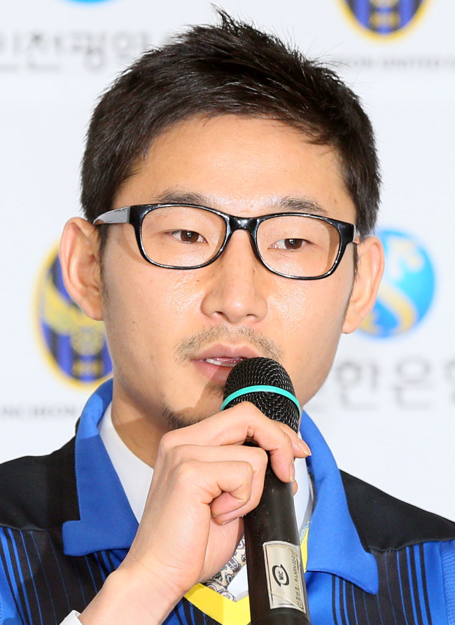 Lee Chun-soo.   Yonhap News
이천수(스포츠인/축구선수)
돌발 행동으로 프로축구 전남 드래곤즈에서 임의탈퇴 당한 이천수(32)가 27일 오후 인천시 남동구 인천시청에서 열린 인천유나이티드 공식 입단식에서 기자들의 질문에 답변하고 있다.