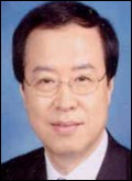 최홍철(공기업인/경기평택항만공사사장)
경기평택항만공사 최홍철 사장(사진)은 27일 서울 프레지던트 호텔에서 열린 한국국제물류협회(KIFFA) ‘2013년 정기총회’에서 국제물류업의 진흥과 발전에 기여한 공로로 KIFFA 김영남 회장으로부터 감사패를 받았다.