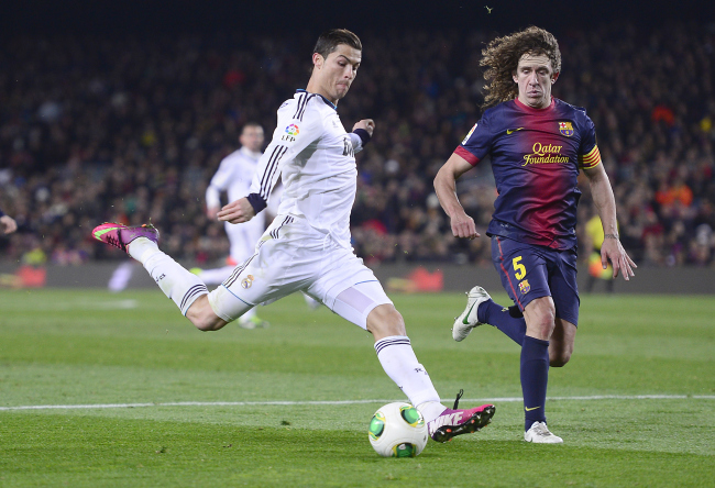 크리스티아누 호날두(좌측/CristianoRonaldo/축구선수),카를레스푸욜(CarlesPuyol/축구선수)
Real’s Cristiano Ronaldo (left)  and Barcelona’s Carles Puyol vie in the Copa del Rey in Barcelona on Tuesday. (AP-Yonhap News)