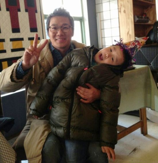 윤민수(가수/바이브),윤후(윤민수아들)
바이브의 소속사 뮤직앤뉴는 27일 공식 트위터에 “윤민수 생일 맞이 윤후와 나들이 사진공개! 오늘은 국민아빠로 거듭난 민수씨의 생일입니다. 사랑스런 윤후가 직접 생일을 축하해주었습니다. 참 보기 좋죠? 역시나 평범함을 거부하는 윤후군의 포스”라는 글과 함께 한 장의 사진을 게재했다