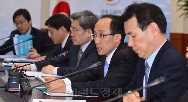 28일 오전 서울 세종로 금융감독원 대회의실에서 추경호 금융위원회 부위원장 주재로 <br />금융상황점검회의가 열렸다.<br />이상섭 기자. babtong@heraldcorp.com<br />2013.02.28