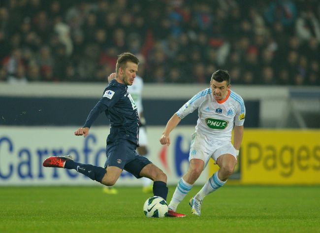 PSG’s David Beckham shoots against Marseille on Wednesday.   AFP-Yonhap News