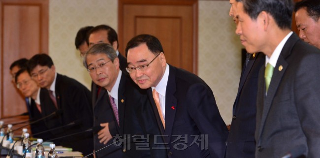 28일 오전 정부서울청사에서 임종룡 총리실장 주재로 15개 부처 차관과 5개 위원회 부위원장이 참석하는 긴급회의가 열렸다. 차관회의에 앞서 정홍원 국무총리가 인사말을 하기위해 자리에 앉고있다.<br />이상섭 기자. babtong@heraldcorp.com<br />2013.02.28
정홍원 신임 국무총리는 28일 긴급 차관회의를 소집해 “민생에 문제가 없도록 국정을 중단 없이 운영해 달라”고 당부했다. 이날 회의에는 MB정부의 차관들이 참석했다.
이상섭 기자/babtong@heraldcorp.com