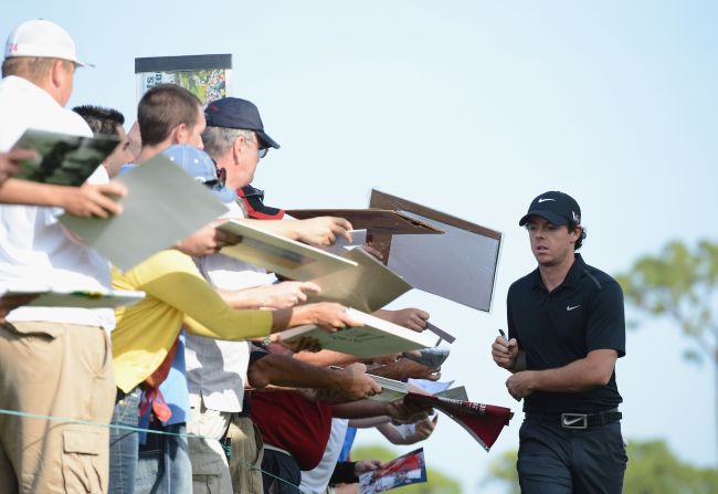 Rory McIlroy signs autographs ahead of the Honda Classic on Wednesday.   AFP-Yonhap News