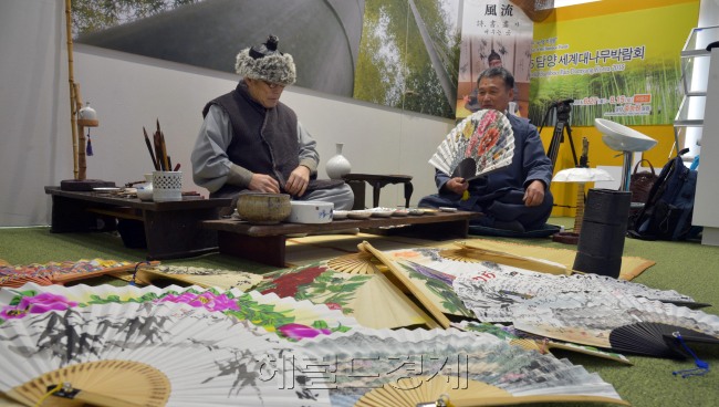 28일 오전 서울 삼성동 코엑스에서 2013 내나라여행박람회가 개막돼 전남 담양군 전시관에서 장인이 대나무 부채 제작 시연을 보이고 있다. '내나라 첫 여행'이라는 주제로 펼쳐지는 이번 행사는 전국 100개 지자체 여행지를 선보여 각종체험과 여행의 간접경험을 할 수 있다.<br />김명섭 기자 msiron@heraldcorp.com
28일 오전 서울 삼성동 코엑스에서 2013 내나라여행박람회가 개막돼 전남 담양군 전시관에서 장인이 대나무 부채 제작 시연을 보이고 있다. '내나라 첫 여행'이라는 주제로 펼쳐지는 이번 행사는 전국 100개 지자체 여행지를 선보여 각종체험과 여행의 간접경험을 할 수 있다.
김명섭 기자 msiron@heraldcorp.com