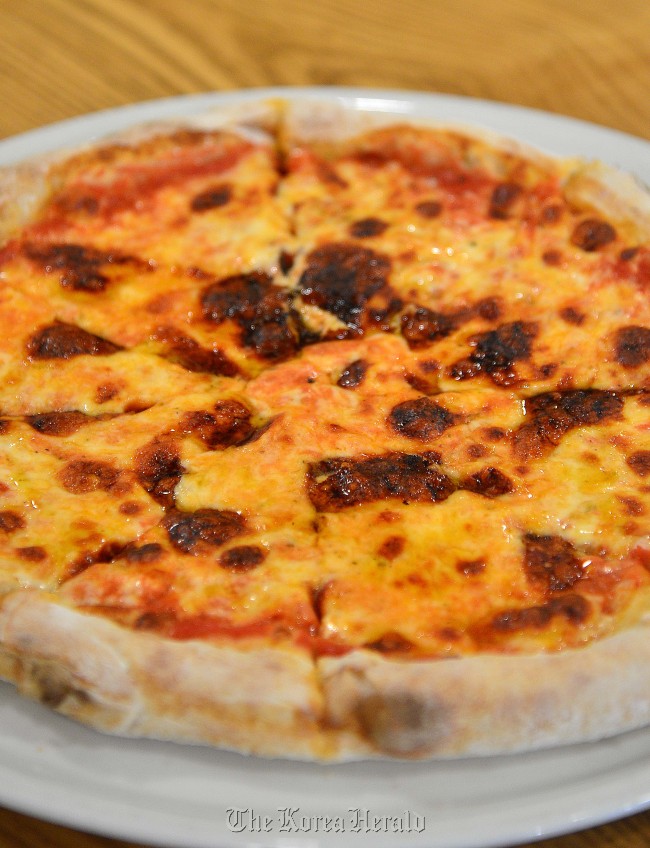 레스토랑 라 타베르나.<br />이상섭 기자. babtong@heraldcorp.com 2013.02.26
Fresh out of the wood-fired oven, chef Paolo De Maria’s Margherita pizza is a perfect marriage of crust, tomato and cheese.   Lee Sang-sub/The Korea Herald