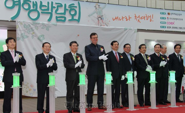 '2013 내나라여행 박람회'가 28일 서울 코엑스에서 개막했다. 남상만 한국관광협회중앙회장(왼쪽에서 두번째),곽영진 문화체육관광부차관(세번째)  이참 한국관광공사사장(네번째) 등 주요 참석자들이 개막식을 갖고 있다/김명섭 기자
Nam Sang-man (second from left), chairman of the Korea Travel Association; Kwak Young-jin (third from left), vice minister of the Ministry of Culture, Sports and Tourism; and Lee Charm (fourth from left), president of the Korea Tourism Organization, participate in the opening ceremony of the 2013 Korea Travel Expo at COEX in southern Seoul on Thursday.   Kim Myung-sub/The Korea Herald
