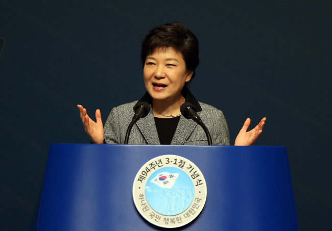 President Park Geun-hye gives a speech commemorating the March 1st Independence Movement anniversary on Friday. Yonhap News.