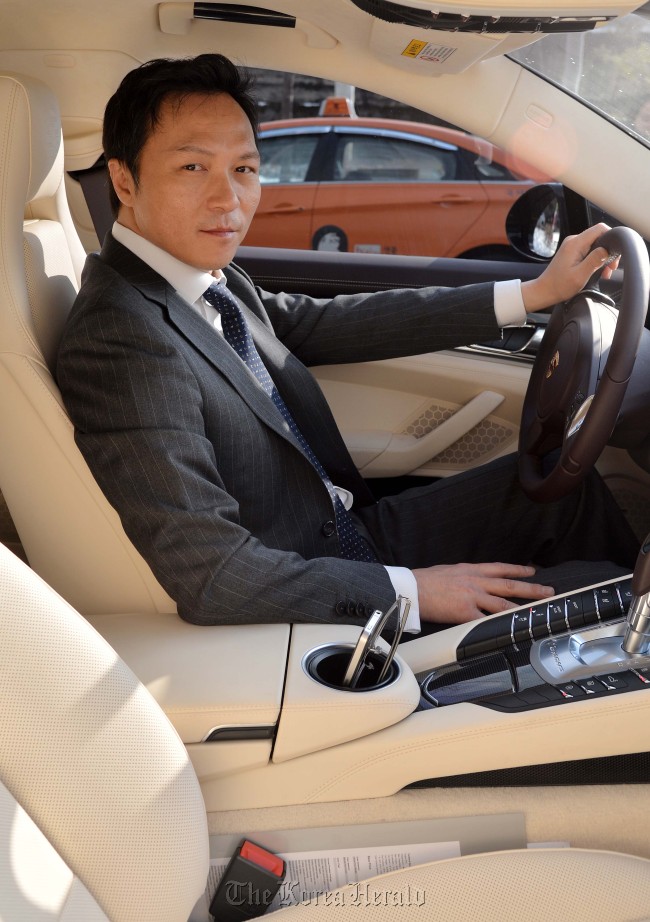 알릭스 파트너스 정영완대표.<br />이상섭 기자. babtong@heraldcorp.com 2013.02.04
Yung H. Chung poses behind the wheel of the Panamera near Jeong-dong in central Seoul.   Lee Sang-sub/The Korea Herald