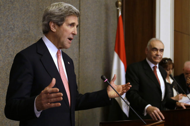 U.S. Secretary of State John Kerry (left) and Egyptian Foreign Minister Mohammed Kamel Amr speak with the media on Saturday.   AP-Yonhap News