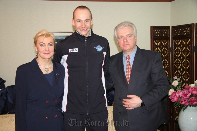 Slovakian Ambassador to Korea Dusan Bella (right) poses for a photo with his wife Eugenia Bellova (left) and volleyball player Martin Nemec of the Incheon Korean Air Jumbos during a special reception for the Slovakian athlete at the Central European nation’s chancery on Feb. 22.   Slovakian Embassy