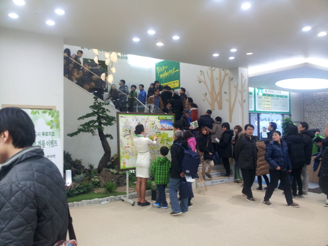 동탄2신도시 3차 합동분양 견본주택에 4일간 4만명 이상의 방문객이 몰려 성황을 이룬 가운데 3일 오후 대우건설 견본주택 홍보관을 방문한 수요자들이 줄을 서서 기다리고 있다.
윤현종 기자  / factism@