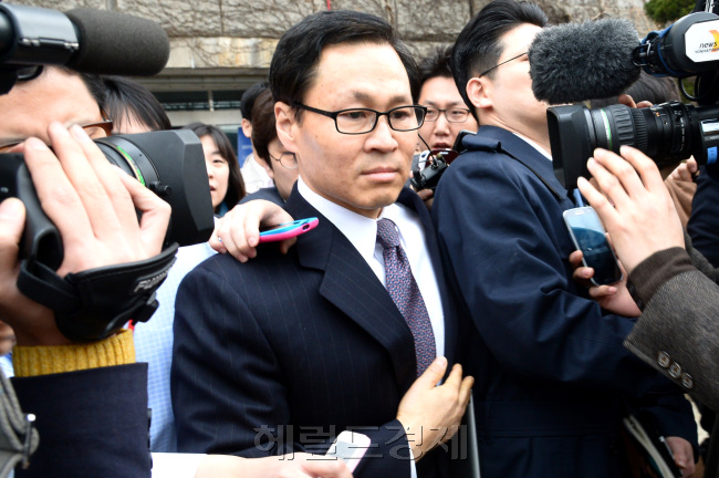 김종훈 미래창조과학부 장관 내정자가 4일 오전 국회 정론관을 예고없이 찾아 사퇴 기자회견을 하고 있다. 박현구 기자phko@heraldcorp.co m
김종훈 미래창조과학부 장관 내정자가 4일 오전 국회 정론관을 예고없이 찾아 사퇴 기자회견을 하고 있다. 박현구 기자phko@heraldcorp.co m
김종훈 미래창조과학부 장관 내정자가 4일 오전 국회 정론관을 예고없이 찾아 사퇴 기자회견을 하고 있다. 박현구 기자phko@heraldcorp.co m
김종훈 미래창조과학부 장관 후보자가 4일 오전 국회 정론관을 예고 없이 찾아와 사퇴 기자회견을 했다. 김 후보자는 “대한민국을 위해 일하려는 내 꿈이 산산조각 났다”면서 정치권에 직격탄을 날렸다. 　    박현구 기자/phko@heraldcorp.com