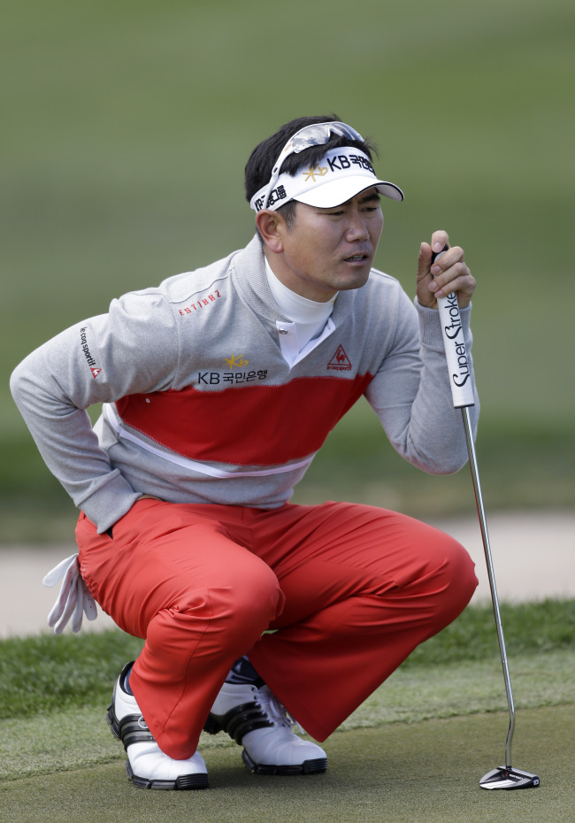 Yang Yong-eun lines up a putt on the third hole during the Honda Classic golf tournament on Sunday.   AP-Yonhap News