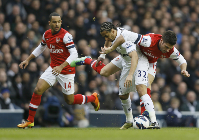 Tottenham Hotspur’s Benoit Assou-Ekotto (left) tangles with Arsenals Olivier Giroud during the English Premier League soccer match on Sunday.   AP-Yonhap News