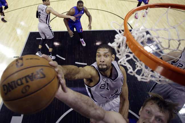 San Antonio Spurs’ Tim Duncan blocks Detroit Pistons’ Kyle Singler (right) in San Antonio on Sunday.    AP-Yonhap News