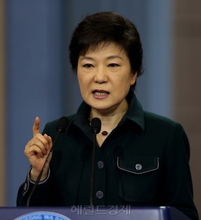 박근혜(대통령/정치인)
박근혜 대통령은 4일 대국민 담화를 갖고 “새 정부 출범이 일주일이 지났는데도 정부조직법 개편안이 국회를 통과하지 못한 것은 헌정사상 초유의 일”이라며 야당에 맹공을 펼쳤다.