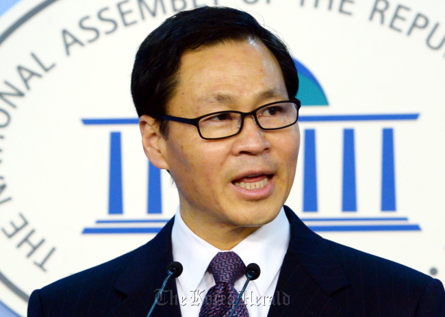 Kim Jeong-hoon announces his resignation as the nominee to head the Ministry of Future Planning and Science at the National Assembly on Monday.   Park Hyun-koo/The Korea Herald