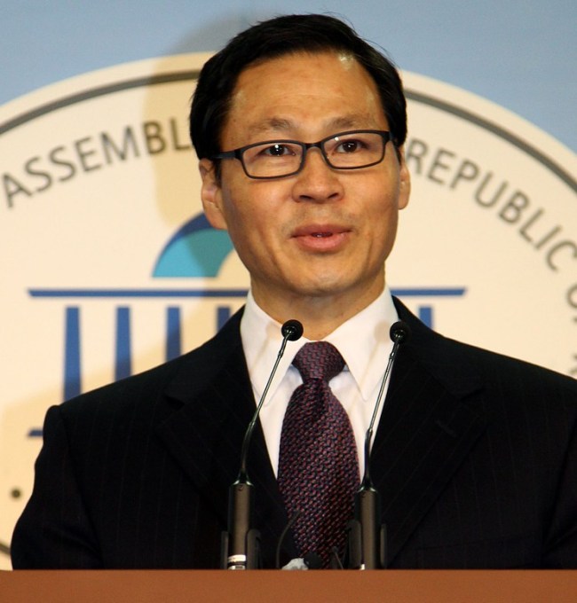 Former science minister nominee Kim Jeong-hoon announces withdrawal from his nomination on Monday at a press conference at the National Assembly in Seoul. (Yonhap News)