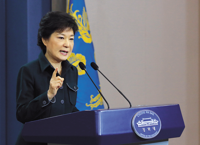 박근혜(대통령/정치인)
President Park Geun-hye’s science minister-designate Kim Jeong-hoon withdrew his name from the nomination Monday, further clogging the drawn-out Cabinet formation