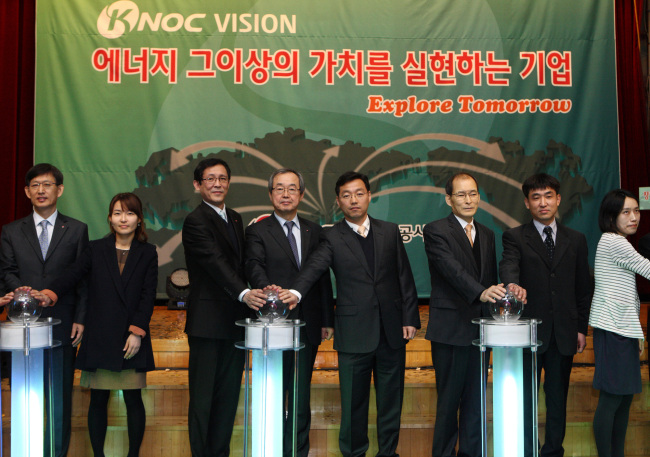 서문규(왼쪽 네 번째) 한국석유공사 사장과 임직원들이 4일 경기 안양 본사에서 개최한 창립 34주년 기념 비전 선포식에서 버저를 누르고 있다.  [사진제공=한국석유공사]