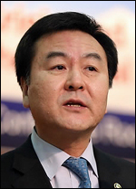 신제윤(행정공무원)
신임 금융위원장으로 내정된 신제윤 기획재정부 1차관은 5일 세계경제와 관련, “미국의 재정긴축 협상이 결렬됐고, 이웃나라 일본에서는 남의 나라는 어떻게 되는 돈을 무제한 풀겠다고 한다”고 말했다.