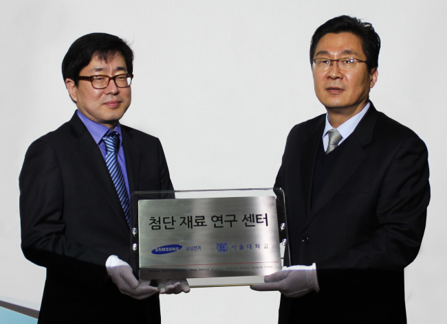 <YONHAP PHOTO-1159> 삼성전기-서울대, 첨단재료 연구센터 개설 (서울=연합뉴스) 4일 서울대학교 신소재공동연구소에서 열린 '삼성전기-서울대 첨단재료 연구센터 개소식'에서 삼성전기 중앙연구소장 허강헌 전무(왼쪽)와 서울대학교 신소재공동연구소장 권동일 교수가 `첨단재료 연구센터' 현판을 들고 기념촬영을 하고 있다. 2013.3.4 << 삼성전기 제공 >> photo@yna.co.kr/2013-03-04 15:28:49/ <저작권자 ⓒ 1980-2013 ㈜연합뉴스. 무단 전재 재배포 금지.>
<YONHAP PHOTO-1159> 삼성전기-서울대, 첨단재료 연구센터 개설 (서울=연합뉴스) 4일 서울대학교 신소재공동연구소에서 열린 '삼성전기-서울대 첨단재료 연구센터 개소식'에서 삼성전기 중앙연구소장 허강헌 전무(왼쪽)와 서울대학교 신소재공동연구소장 권동일 교수가 `첨단재료 연구센터' 현판을 들고 기념촬영을 하고 있다. 2013.3.4 << 삼성전기 제공 >> photo@yna.co.kr/2013-03-04 15:28:49/ <저작권자 ⓒ 1980-2013 ㈜연합뉴스. 무단 전재 재배포 금지.>
<YONHAP PHOTO-1159> 삼성전기-서울대, 첨단재료 연구센터 개설 (서울=연합뉴스) 4일 서울대학교 신소재공동연구소에서 열린 '삼성전기-서울대 첨단재료 연구센터 개소식'에서 삼성전기 중앙연구소장 허강헌 전무(왼쪽)와 서울대학교 신소재공동연구소장 권동일 교수가 `첨단재료 연구센터' 현판을 들고 기념촬영을 하고 있다. 2013.3.4 << 삼성전기 제공 >> photo@yna.co.kr/2013-03-04 15:28:49/ <저작권자 ⓒ 1980-2013 ㈜연합뉴스. 무단 전재 재배포 금지.>
<YONHAP PHOTO-1159> 삼성전기-서울대, 첨단재료 연구센터 개설 (서울=연합뉴스) 4일 서울대학교 신소재공동연구소에서 열린 '삼성전기-서울대 첨단재료 연구센터 개소식'에서 삼성전기 중앙연구소장 허강헌 전무(왼쪽)와 서울대학교 신소재공동연구소장 권동일 교수가 `첨단재료 연구센터' 현판을 들고 기념촬영을 하고 있다. 2013.3.4 << 삼성전기 제공 >> photo@yna.co.kr/2013-03-04 15:28:49/ <저작권자 ⓒ 1980-2013 ㈜연합뉴스. 무단 전재 재배포 금지.>