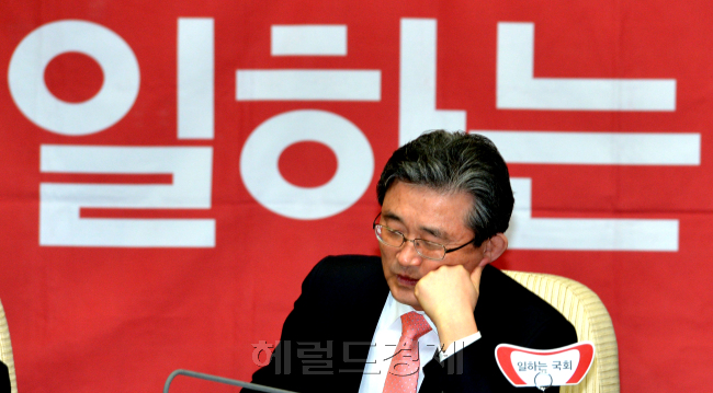 새누리당 이한구 원내대표가 5일 국회에서 확대원내대책회의를 주재하며 심각한 표정을 하고 있다. 박현구 기자phko@heraldcorp.com
이한구 새누리당 원내대표가 5일 오전 당사에서 열린 원내대책회의에서 고민을 하고 있다. 이날 이 원내대표는 “정부 구성은 대통령에게 맡겨야 한다”면서 정부조직법 개정안의 원안통과를 주장했다. 대신 새누리당은 이날 민주당에 이른바 ‘방송중립특별법’을 만들어 미래창조과학부로의 방송정책 이관에 따른 방송중립 훼손 우려를 막자는 막판 제안을 했다.  박현구 기자/phko@