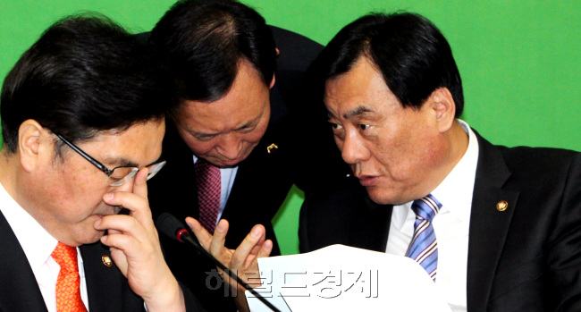 민주통합당 박기춘 원내대표가 5일 국회에서 원내대책회의를 주재하며 심각한 표정을 하고 있다. 박현구 기자phko@heraldcorp.com