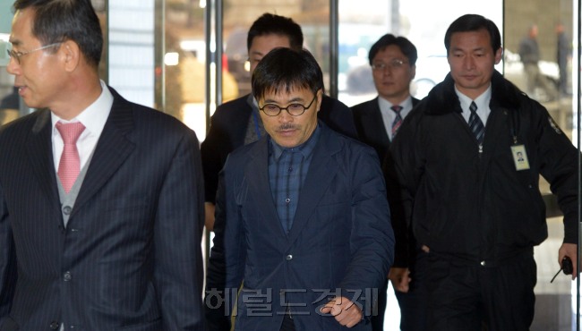 5일 오전 유명 헤어디자이너 박준 씨가 여직원을 성폭행한 혐의로 사전구속영장이 청구돼 영장실질심사를 받으러 서울중앙지방법원으로 출석하고 있다.<br />김명섭 기자 msiron@heraldcorp.com
5일 오전 유명 헤어디자이너 박준 씨가 여직원을 성폭행한 혐의로 사전구속영장이 청구돼 영장실질심사를 받으러 서울중앙지방법원으로 출석하고 있다.
김명섭 기자 msiron@heraldcorp.com