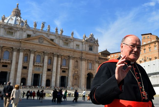 Iatlain cardinal Renato Raffaele Martino walks through St. Peter’s square during a break in a meeting of the conclave to elect a new pope at the Vatican on Monday.   AFP-Yonhap News