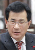 이시종(광역단체장/전국회의원/민주통합당)
충청북도(도지사 이시종·사진)는 정부부처의 세종시 이전에 따라 각 부처와 긴밀하고 유기적인 업무체제 구축을 위해 5일 전국 최초로 세종사무소를 개소한다고 밝혔다.