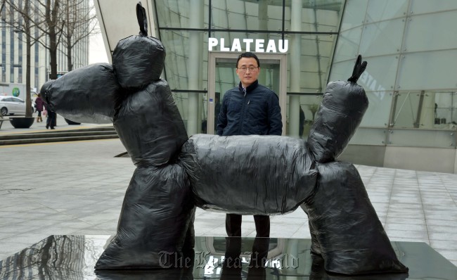 Artist Gim Hong-sok poses with his artwork on display at his solo exhibition at the Samsung Museum of Art Plateau.   Kim Myung-sub/The Korea Herald