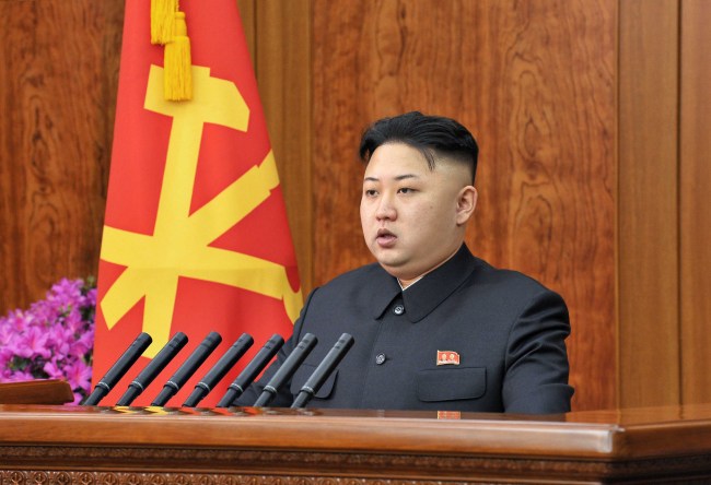 김정은(정치인)
북한 김정은 국방위원회 제1위원장이 최근 “유럽처럼 땅이 보이는 모든 곳에 잔디를 심으라”는 지시를 내린 것으로 알려졌다.
