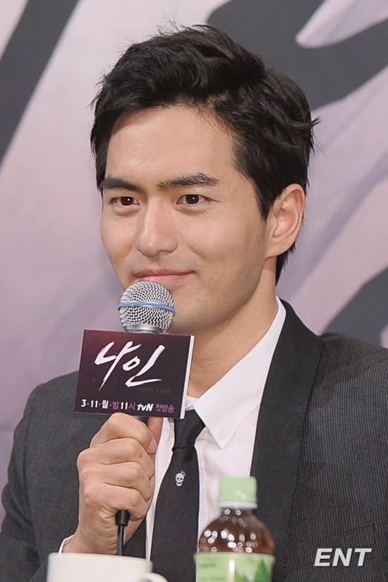 이진욱(영화배우/탤런트)
배우 이진욱이 “촬영장 분위기는 여배우에 의해 좌지우지 된다”고 말했다.