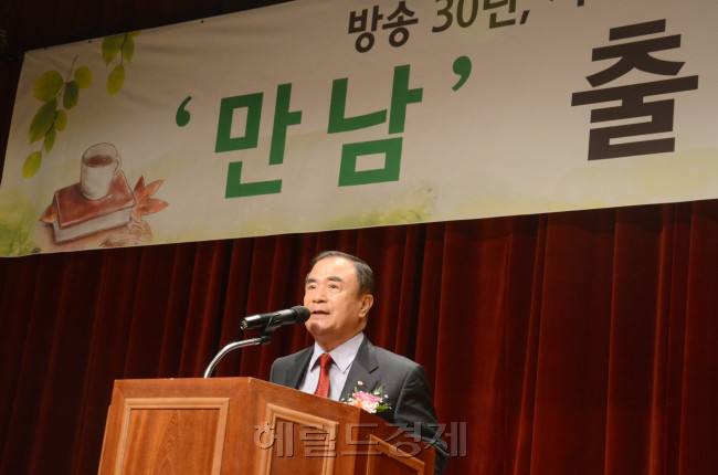 원로방송인인 정경수 (사)한국담배소비자협회장이 5일 오후 서울 효창동 백범기념관에서 열린 저서 "만남"  출판기념회에서 인사말을 하고 있다. 저자는 방송계 입문을 도운 스승과의 소중한 만남을 시작으로 그간 방송인으로서 사회단체장으로서 자연인으로서 각종 만남에 감사하는 마음을 정리하고 회고했다.
원로방송인인 정경수 (사)한국담배소비자협회장이 5일 오후 서울 효창동 백범기념관에서 열린 저서 "만남"  출판기념회에서 인사말을 하고 있다. 저자는 방송계 입문을 도운 스승과의 소중한 만남을 시작으로 그간 방송인으로서 사회단체장으로서 자연인으로서 각종 만남에 감사하는 마음을 정리하고 회고했다.