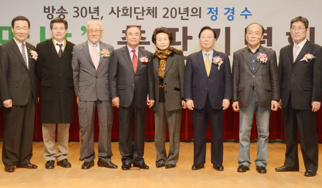 원로방송인인 정경수 (사)한국담배소비자협회장이 5일 오후 서울 효창동 백범기념관에서 열린 저서 "만남" 출판기념회에서 참석 내빈들과 기념촬영을 하고 있다.  왼쪽부터 김광석 참존그룹 회장, 김태형 변호사, 민윤식 전 한국 잡지협회장, 정경수 회장, 부인 원숙현 여사, 이형균 한국기자협회 고문, 전원책 자유기업원장, 이문수 한국담배협회 부회장.
원로방송인인 정경수 (사)한국담배소비자협회장이 5일 오후 서울 효창동 백범기념관에서 열린 저서 "만남" 출판기념회에서 참석 내빈들과 기념촬영을 하고 있다.  왼쪽부터 김광석 참존그룹 회장, 김태형 변호사, 민윤식 전 한국 잡지협회장, 정경수 회장, 부인 원숙현 여사, 이형균 한국기자협회 고문, 전원책 자유기업원장, 이문수 한국담배협회 부회장.