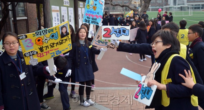 새학기가 시작된 초등학교 교정에는 학급 반장선거와 전교어린이회장 선거가 한창이다. 6일 오전 서울 종로구 서울대 사범대 부속초교에서 어린이회장 후보자 운동원들이 등교길에 열띤 선거운동을 하고 있다.<br />김명섭 기자 msiron@heraldcorp.com
새학기가 시작된 초등학교 교정에는 학급 반장선거와 전교어린이회장 선거가 한창이다. 6일 오전 서울 종로구 서울대 사범대 부속초교에서 어린이회장 후보자 운동원들이 등교길에 열띤 선거운동을 하고 있다.
김명섭 기자 msiron@heraldcorp.com