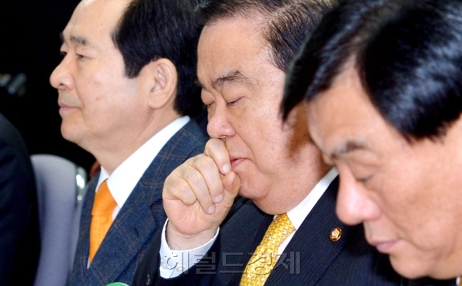 민주통합당 문희상 비상대책위원장이 6일 서울 영등포당사에서 대책회의를 주재하고 있다. 박현구 기자phko@heraldcorp.com
