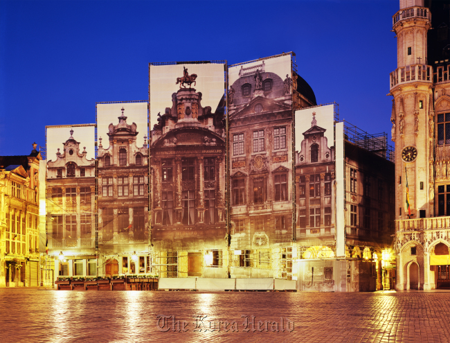 “La Grand Palace” (2012) by Han Sung-pil.    Arario Gallery