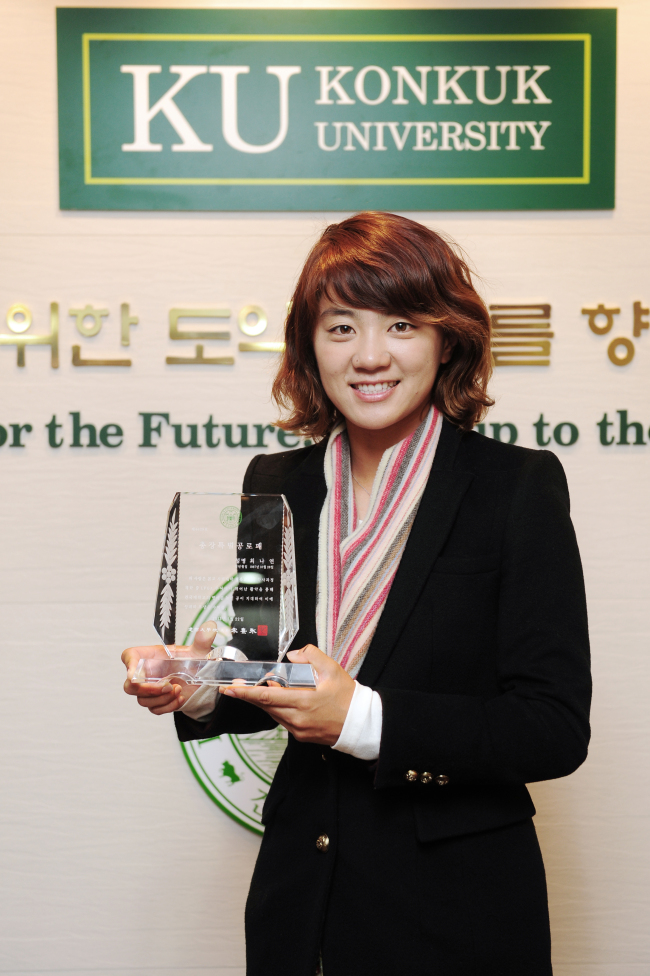 최나연(골퍼)
건국대학교(총장 송희영)는 미국여자프로골프(LPGA)투어 2012 US여자오픈 우승 주인공인 프로골퍼 최나연(25ㆍ사범대학 체육교육 졸업) 선수에게 각종 국내외 대회에서 우승하고 다양한 사회봉사 활동을 통해 학교 명예를 높인 공로로 ‘특별 공로상’을 수여했다고 6일 밝혔다.