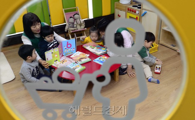 우리아이를 가까운 거리에서 믿고 맡길 수 있게 되었다. 강동구가 강동어린이회관 2층에 시간제 보육실 '맘스 시크릿가든'을 지난 5일 개소해 눈길을 끌고 있다. 맘스 시크릿가든은 24개월 이상 미취학 유아들을 대상으로 화요일에서 토요일까지 매일 오전 9시30분에 문을 열고 오후 4시30분에 문을 닫는다. 1회 최대 3시간, 1주일에 3회 이용이 가능하고 시간당 요금은 1,000원이다. 박해묵 기자/mook@heraldcorp.com
우리아이를 가까운 거리에서 믿고 맡길 수 있게 되었다. 강동구가 강동어린이회관 2층에 시간제 보육실 '맘스 시크릿가든'을 지난 5일 개소해 눈길을 끌고 있다. 맘스 시크릿가든은 24개월 이상 미취학 유아들을 대상으로 화요일에서 토요일까지 매일 오전 9시30분에 문을 열고 오후 4시30분에 문을 닫는다. 1회 최대 3시간, 1주일에 3회 이용이 가능하고 시간당 요금은 1,000원이다. 박해묵 기자/mook@heraldcorp.com
우리아이를 가까운 거리에서 믿고 맡길 수 있게 되었다. 강동구가 강동어린이회관 2층에 시간제 보육실 '맘스 시크릿가든'을 지난 5일 개소해 눈길을 끌고 있다. 맘스 시크릿가든은 24개월 이상 미취학 유아들을 대상으로 화요일에서 토요일까지 매일 오전 9시30분에 문을 열고 오후 4시30분에 문을 닫는다. 1회 최대 3시간, 1주일에 3회 이용이 가능하고 시간당 요금은 1,000원이다. 박해묵 기자/mook@heraldcorp.com