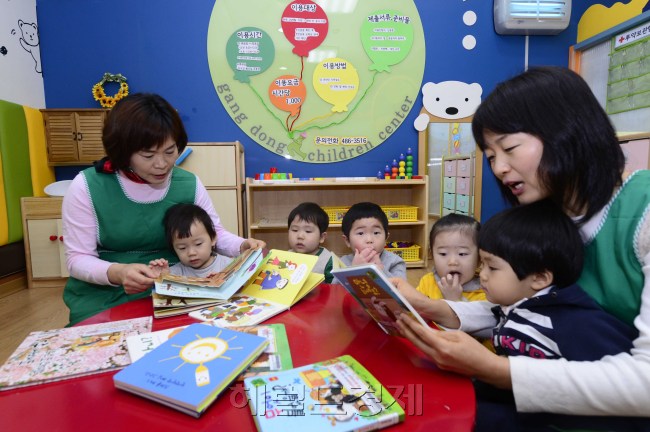 우리아이를 가까운 거리에서 믿고 맡길 수 있게 되었다. 강동구가 강동어린이회관 2층에 시간제 보육실 '맘스 시크릿가든'을 지난 5일 개소해 눈길을 끌고 있다. 맘스 시크릿가든은 24개월 이상 미취학 유아들을 대상으로 화요일에서 토요일까지 매일 오전 9시30분에 문을 열고 오후 4시30분에 문을 닫는다. 1회 최대 3시간, 1주일에 3회 이용이 가능하고 시간당 요금은 1,000원이다. 박해묵 기자/mook@heraldcorp.com
우리아이를 가까운 거리에서 믿고 맡길 수 있게 되었다. 강동구가 강동어린이회관 2층에 시간제 보육실 '맘스 시크릿가든'을 지난 5일 개소해 눈길을 끌고 있다. 맘스 시크릿가든은 24개월 이상 미취학 유아들을 대상으로 화요일에서 토요일까지 매일 오전 9시30분에 문을 열고 오후 4시30분에 문을 닫는다. 1회 최대 3시간, 1주일에 3회 이용이 가능하고 시간당 요금은 1,000원이다. 박해묵 기자/mook@heraldcorp.com