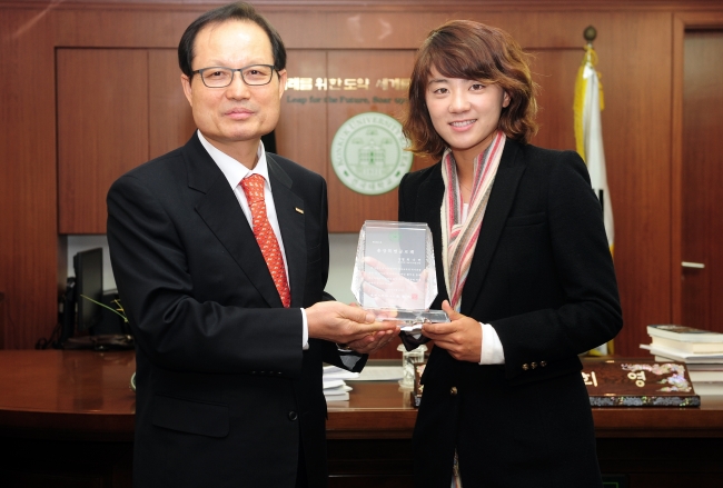 송희영(좌측부터/대학총장/교수),최나연(골퍼)
지난해 미 LPGA투어 US오픈 우승을 차지한 최나연이 모교인 건국대에서 특별공로상을 받았다.
