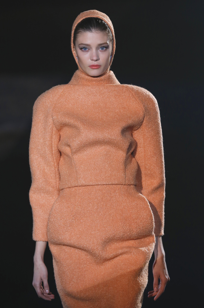 <YONHAP PHOTO-2969> A model wears a creation for Thierry Mugler's Ready to wear Fall/Winter 2013/2014 fashion collection presented in Paris, Wednesday , Feb. 27 2013. (AP Photo/ Jacques Brinon)/2013-02-28 20:28:58/ <저작권자 ⓒ 1980-2013 ㈜연합뉴스. 무단 전재 재배포 금지.>
Thierry Mugler.   AP-Yonhap News