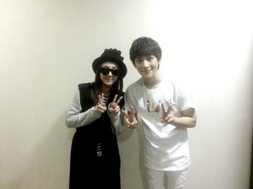 박산다라(가수/2NE1)시완(임시완/가수/제국의아이들)
2NE1의 산다라박이 제국의아이들 임시완과 함께 찍은 사진을 공개했다.