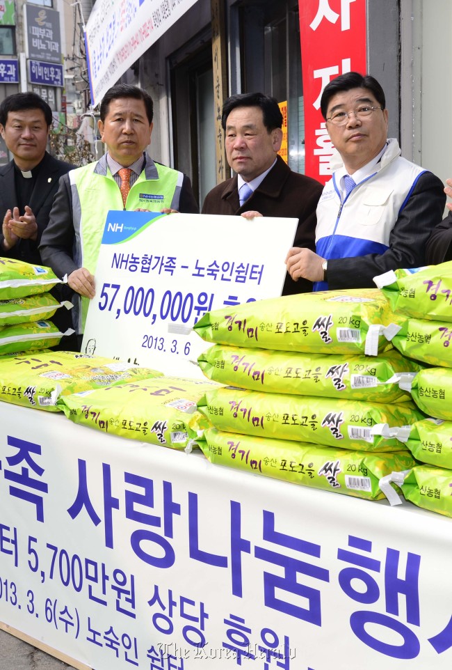 최원병 농협중앙회 회장(왼쪽에서 두번째)과 신동규 농협금융 회장(오른쪽)를 비롯한 임직원들이 6일 오전 종로구 교북동 노숙인쉼터에서 후원금과 쌀을 서울노숙자선교회 최성원 목사(왼쪽에서 세번째)에게 전달하고 있다. 박해묵 기자/mook@heraldcorp.com
Nonghyup Agricultural Cooperative Federation chairman Choi Won-byung (second from left) and Nonghyup Financial Group chairman Shin Dong-kyu (far right) deliver donation funds and rice to pastor Choi Sung-won to aid homeless neighbors at a ceremony in central Seoul, Wednesday.   Park Hae-mook/The Korea Herald