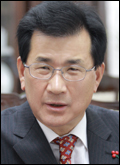 이시종(광역단체장/전국회의원)
충청북도(도지사 이시종·사진)는 토지 소유자의 재산권 행사와 토지 이용의 불편을 해소하기 위하여 2인 이상이 소유하고 있는 공유 토지를 현재의 점유상태를 기준으로 분할하도록 한 ‘공유토지분할에 관한 특례법’을 한시적으로 운영하고 있다고 6일 밝혔다.