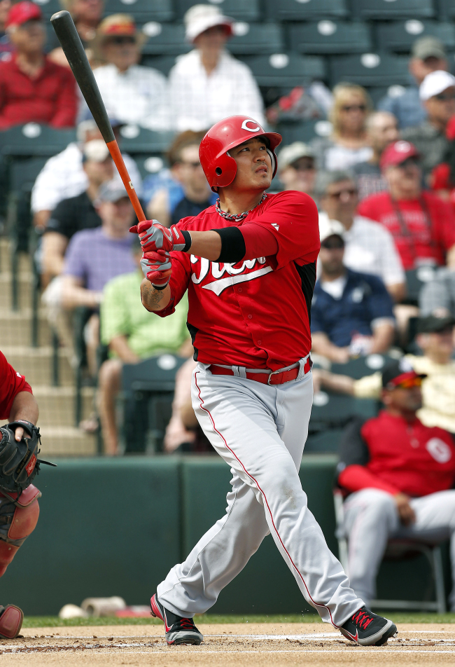 BIG SWING: Cincinnati Reds DH Choo Shin-soo flies out in the first inning of a spring training game on Tuesday. The Korean went 1 for 3.   AP-Yonhap News