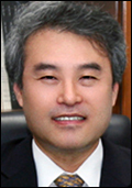 이환범(교수/영남대학교)
지난달 28일 오전 정부서울청사에서 이 교수는 우리나라 지방분권 추진에 기여한 공로를 인정받아 홍조근정훈장 영예를 안았다.